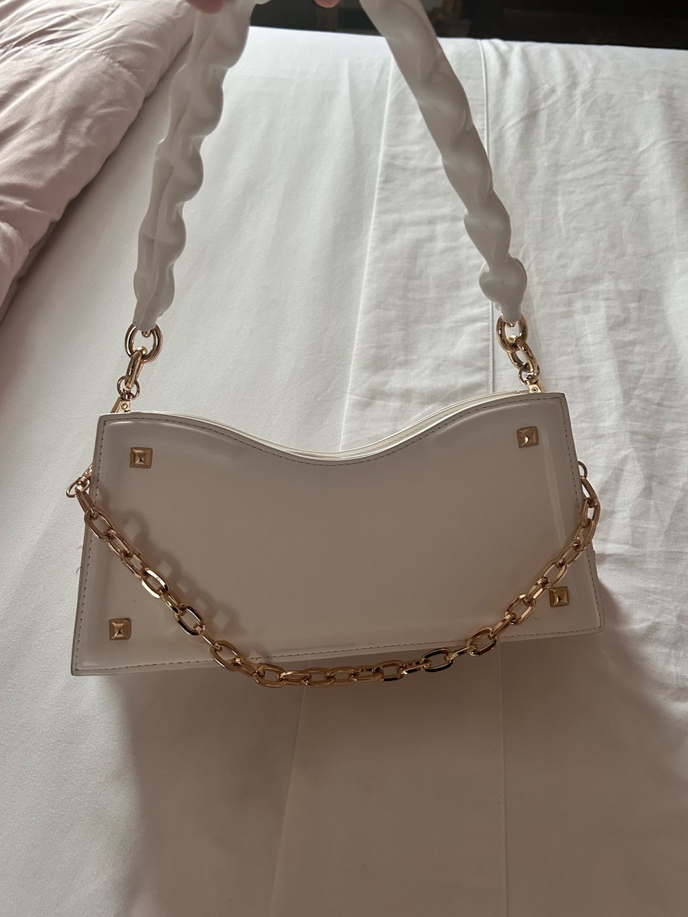 Chic White Ladies Shoulder Bag with Gold Chain Accents